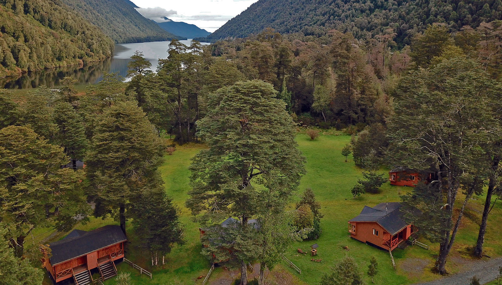 Cabañas de El Pangue Lodge junto al lago Risopatrón vistas desde el aire